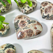 Nature Wholesale Crystal Bulk  Carved Exquisite and Beautiful Palm Stone Green Flower Agate Heart for Home Collect